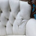 poltrona in pelle classica bianca con cuscino in piuma d’oca e schienale capitonné