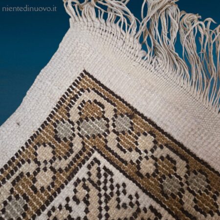 Tappeto Anatolia in lana con motivi geometrici su fondo tradizionale