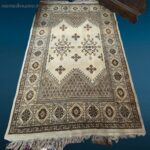 Tappeto Anatolia in lana con motivi geometrici su fondo tradizionale