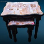 Set di tavolini in legno nero con decoupage Londra e New York, gambe tornite
