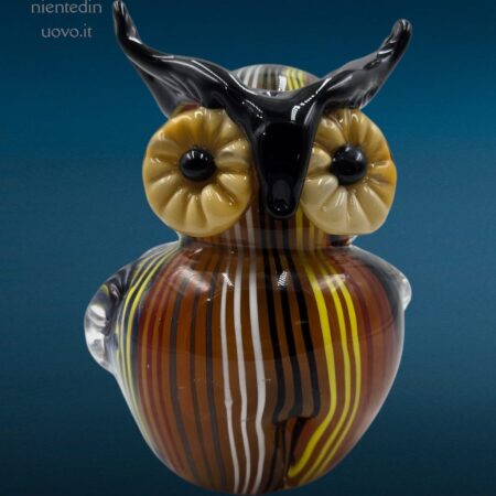 Scultura artigianale di gufo in vetro colorato con striature decorative