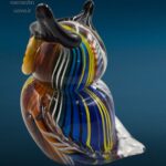 04524_2.jpg Scultura artigianale di gufo in vetro colorato con striature decorative