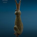 Rana regina decorativa in resina con corona dorata