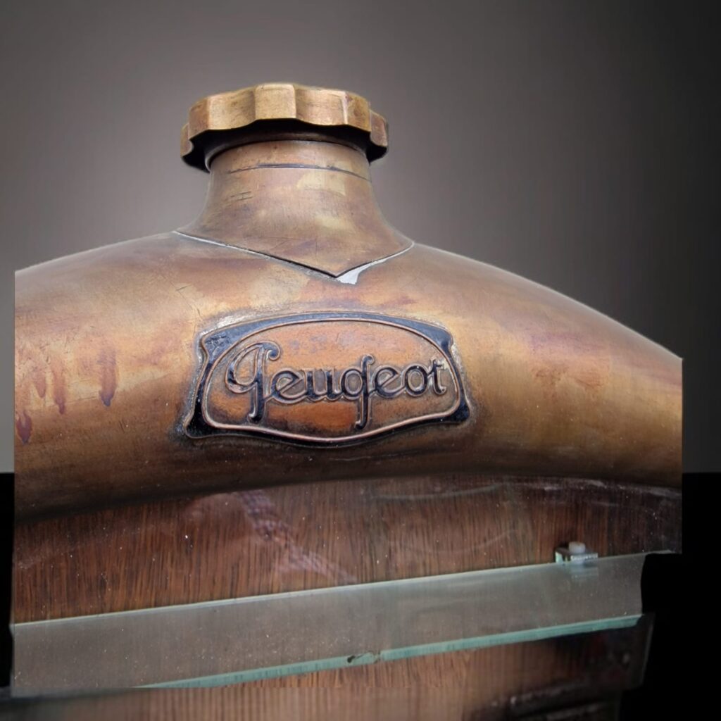 Vetrinetta realizzata da radiatore Peugeot per esposizione modellini