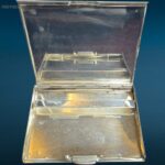 Portasigarette vintage in argento 925 con superficie lavorata e interno a specchio