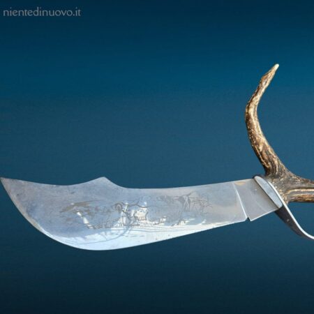 Coltello artigianale con manico in corna di cervo e lama incisa a tema caccia