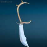 Coltello artigianale con manico in corna di cervo e lama incisa a tema caccia