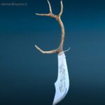 Coltello artigianale con manico in corna di cervo e lama incisa a tema caccia