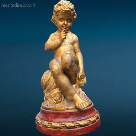 Puttino dorato in legno con base rossa laccata, oggetto decorativo pregiato