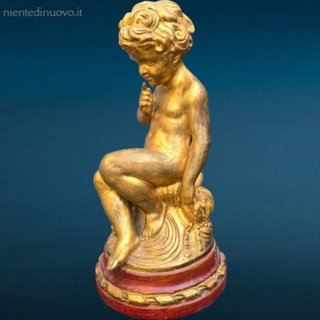 Puttino dorato in legno con base rossa laccata, oggetto decorativo pregiato