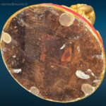 Puttino dorato in legno con base rossa laccata, oggetto decorativo pregiato