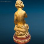 Puttino dorato in legno con base rossa laccata, oggetto decorativo pregiato