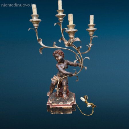 Lampada da tavolo con putto in legno scolpito e candeliere decorativo