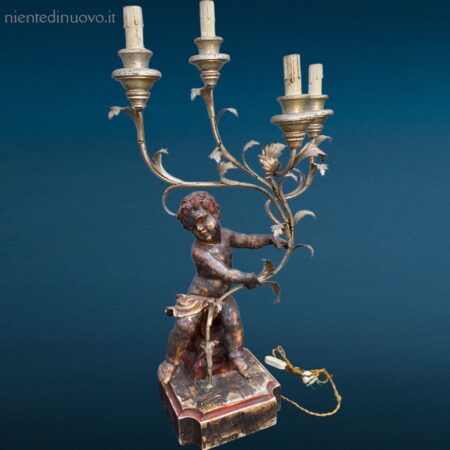 Lampada da tavolo con putto in legno scolpito e candeliere decorativo