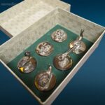 Set di sei segnaposto Gucci argentati con portabiglietto e scatola originale