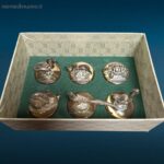 Set di sei segnaposto Gucci argentati con portabiglietto e scatola originale