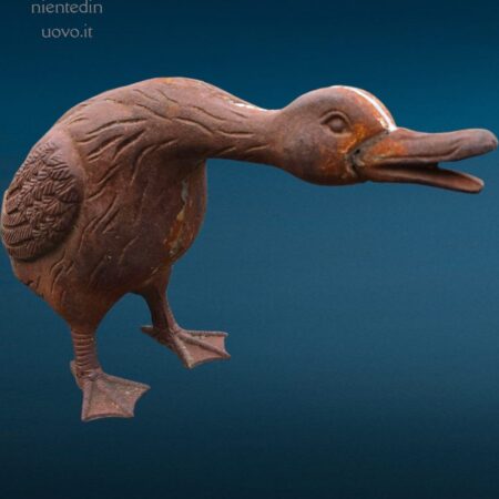 Papera da esterno in ghisa in posizione d’attacco per giardino