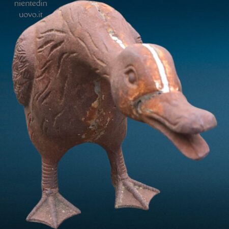 Papera da esterno in ghisa in posizione d’attacco per giardino