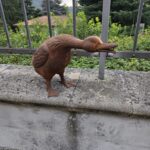 Papera da esterno in ghisa in posizione d’attacco per giardino