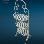 Etagere in ferro a tre piani con vassoi removibili e base saldata