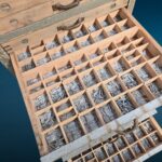 41466_1.jpg Cassettiera da tipografo vintage con cassetti in faggio e caratteri tipografici in piombo