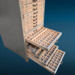 41466_2.jpg Cassettiera da tipografo vintage con cassetti in faggio e caratteri tipografici in piombo