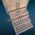 41466_3.jpg Cassettiera da tipografo vintage con cassetti in faggio e caratteri tipografici in piombo