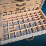 41466_4.jpg Cassettiera da tipografo vintage con cassetti in faggio e caratteri tipografici in piombo