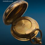 vecchio portamonete in ottone con molla e patina d’epoca