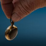 vecchio portamonete in ottone con molla e patina d’epoca