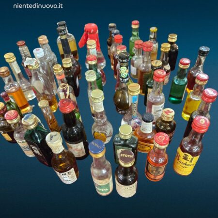 Collezione di mignon vintage con bottigliette assortite da collezione