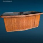 Scrivania dirigenziale anni 60 con piano nero e frontale filettato in legno