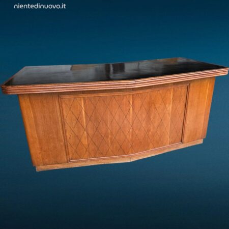 Scrivania dirigenziale anni 60 con piano nero e frontale filettato in legno