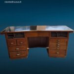 Scrivania dirigenziale anni 60 con piano nero e frontale filettato in legno