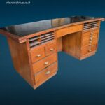 Scrivania dirigenziale anni 60 con piano nero e frontale filettato in legno