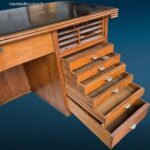 Scrivania dirigenziale anni 60 con piano nero e frontale filettato in legno