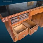 Scrivania dirigenziale anni 60 con piano nero e frontale filettato in legno