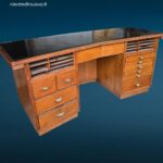 Scrivania dirigenziale anni 60 con piano nero e frontale filettato in legno