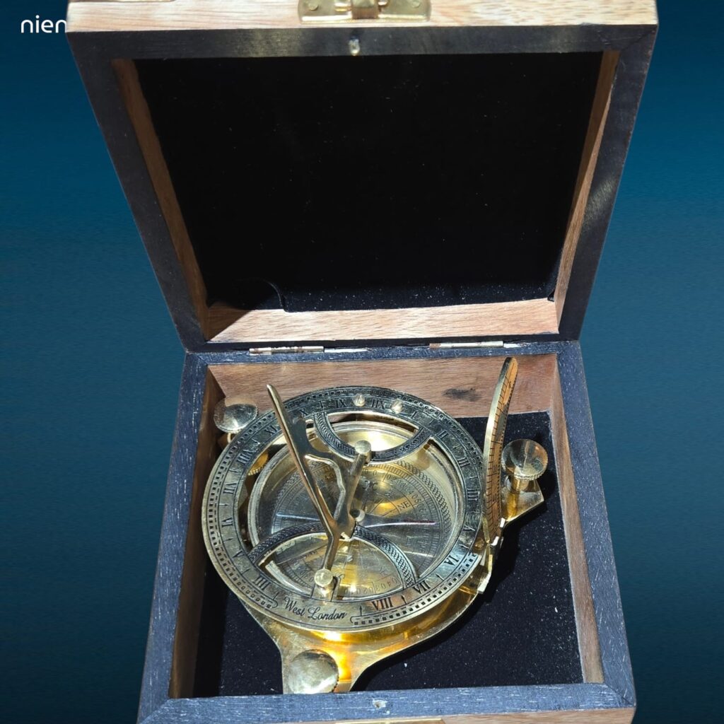 04706.jpg Bussola in ottone con meridiana e scatola in legno massiccio