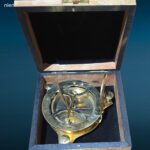 04706.jpg Bussola in ottone con meridiana e scatola in legno massiccio