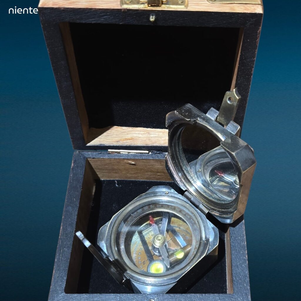Bussola in ottone quadrata con incisioni e scatola in legno massiccio