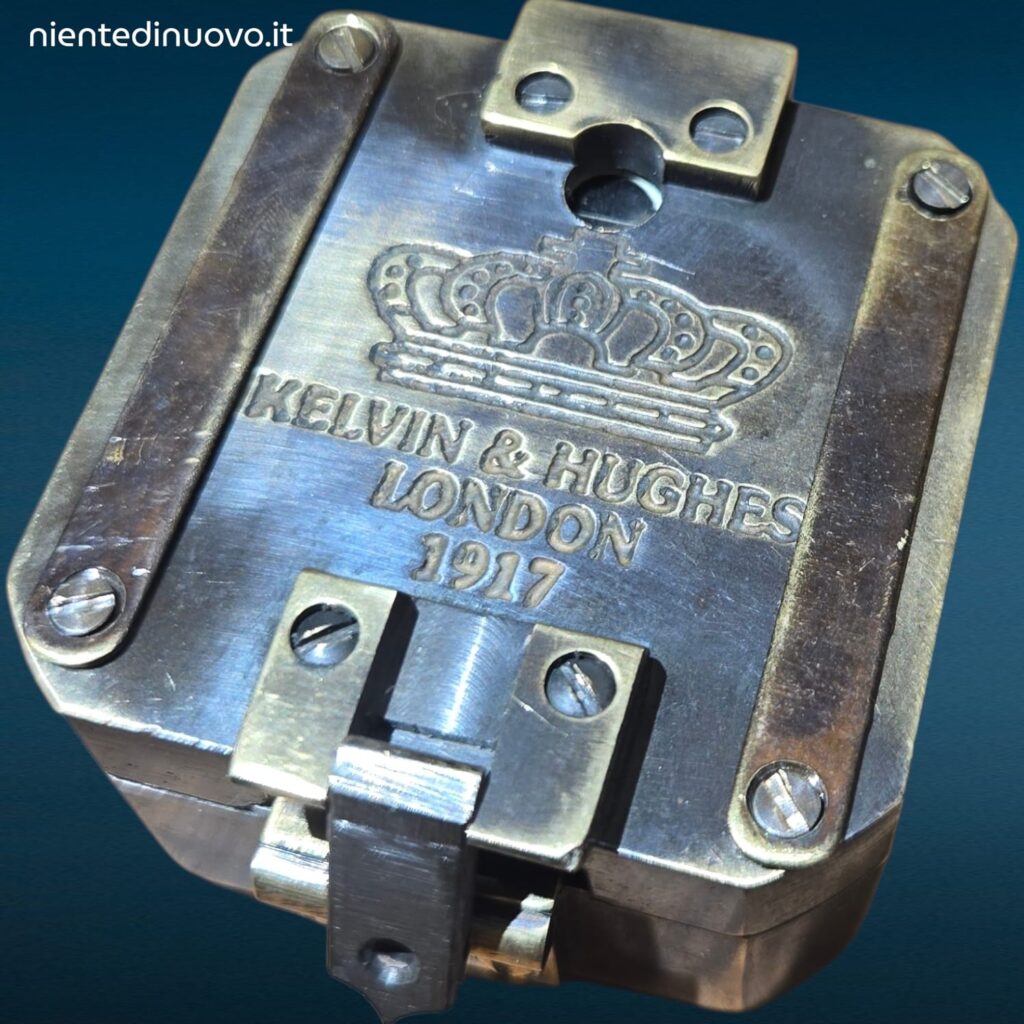 Bussola in ottone quadrata con incisioni e scatola in legno massiccio