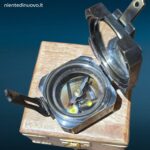 Bussola in ottone quadrata con incisioni e scatola in legno massiccio