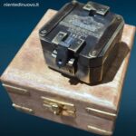 Bussola in ottone quadrata con incisioni e scatola in legno massiccio