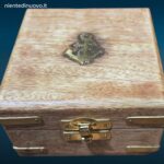 Bussola in ottone quadrata con incisioni e scatola in legno massiccio