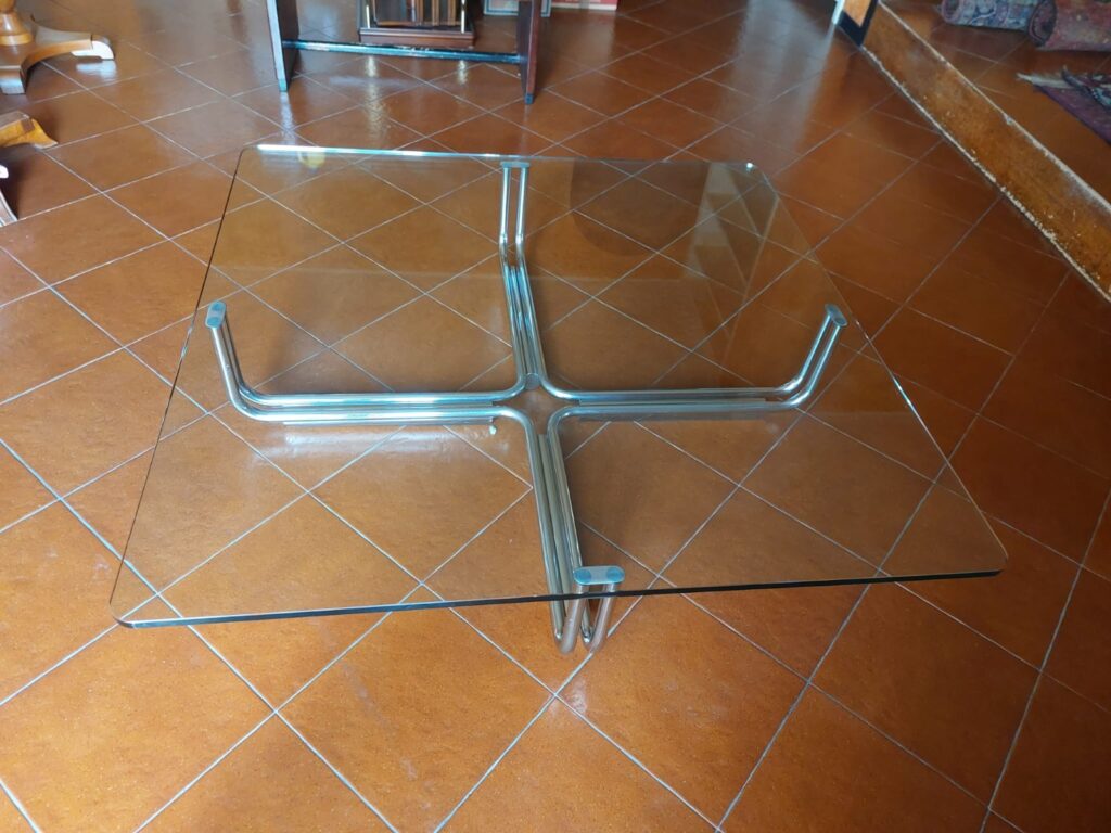 Tavolino mod 784 Gianfranco Frattini per Cassina in condizioni eccellenti