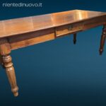 Tavolo in noce fine '800 con gambe tornite e cassetto centrale