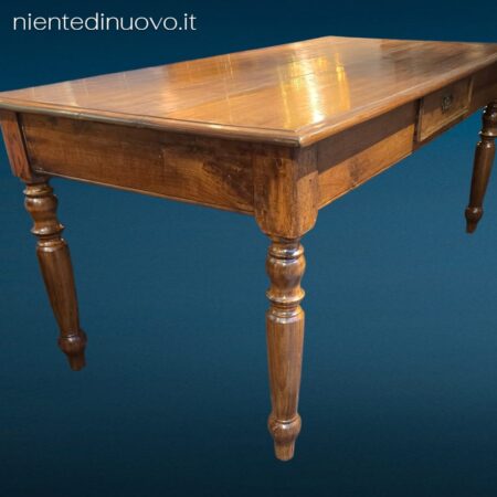 Tavolo in noce fine '800 con gambe tornite e cassetto centrale