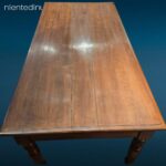 Tavolo in noce fine '800 con gambe tornite e cassetto centrale