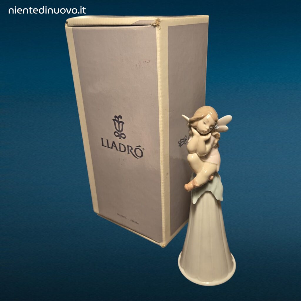 Porcellana LLADRÓ It’s a Girl con bambina seduta su fiore e campanellino